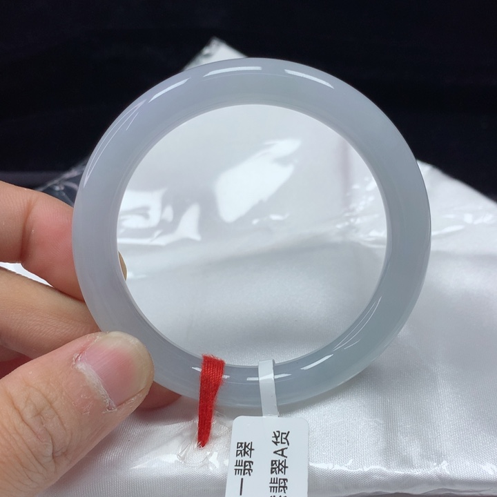 翡翠手镯（圆镯）未镶嵌52.8