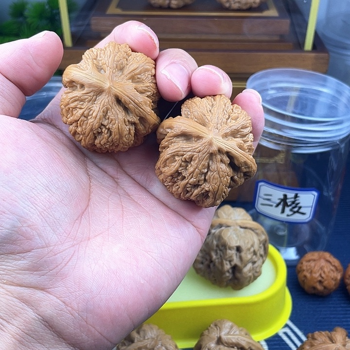 文玩核桃吊坠占**王球筋