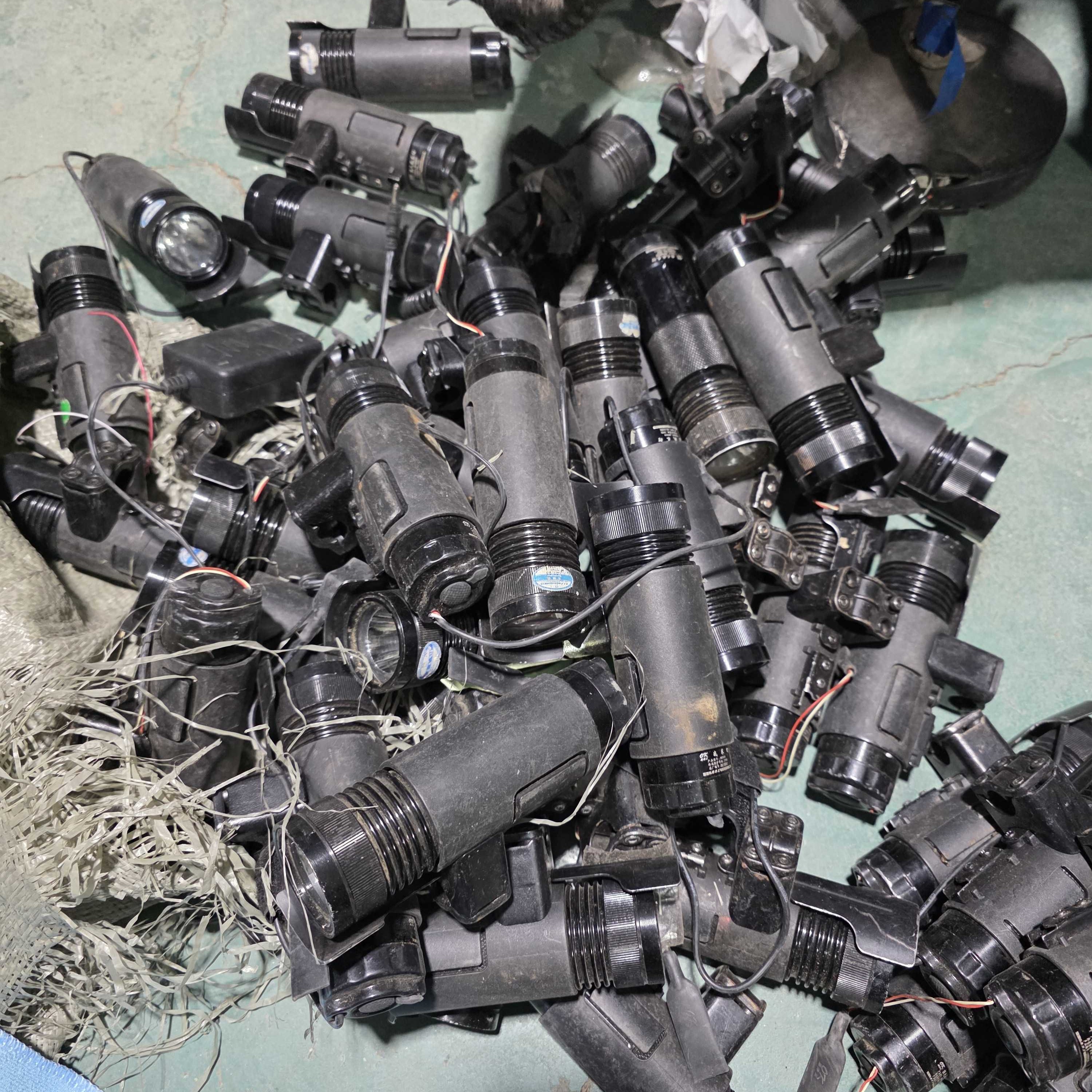 黑色小铝合金手电一个发货