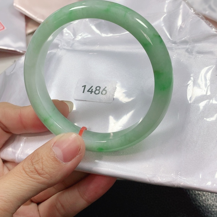 翡翠手镯未镶嵌飘****发天然翡翠手镯59.802