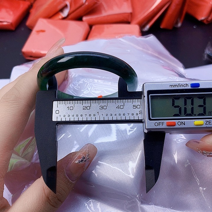 翡翠手镯未镶嵌131。 