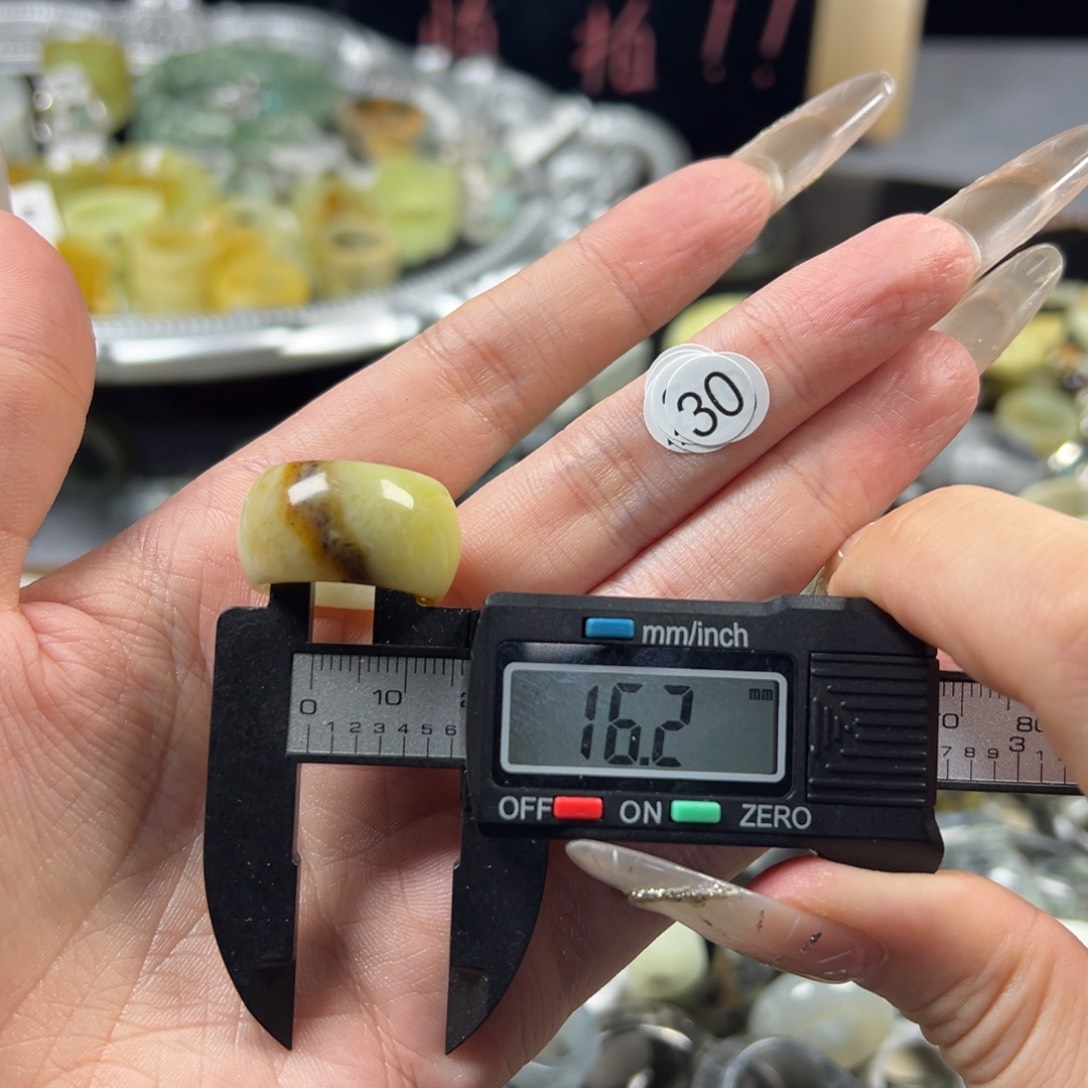 蛇纹石玉未镶嵌戒指