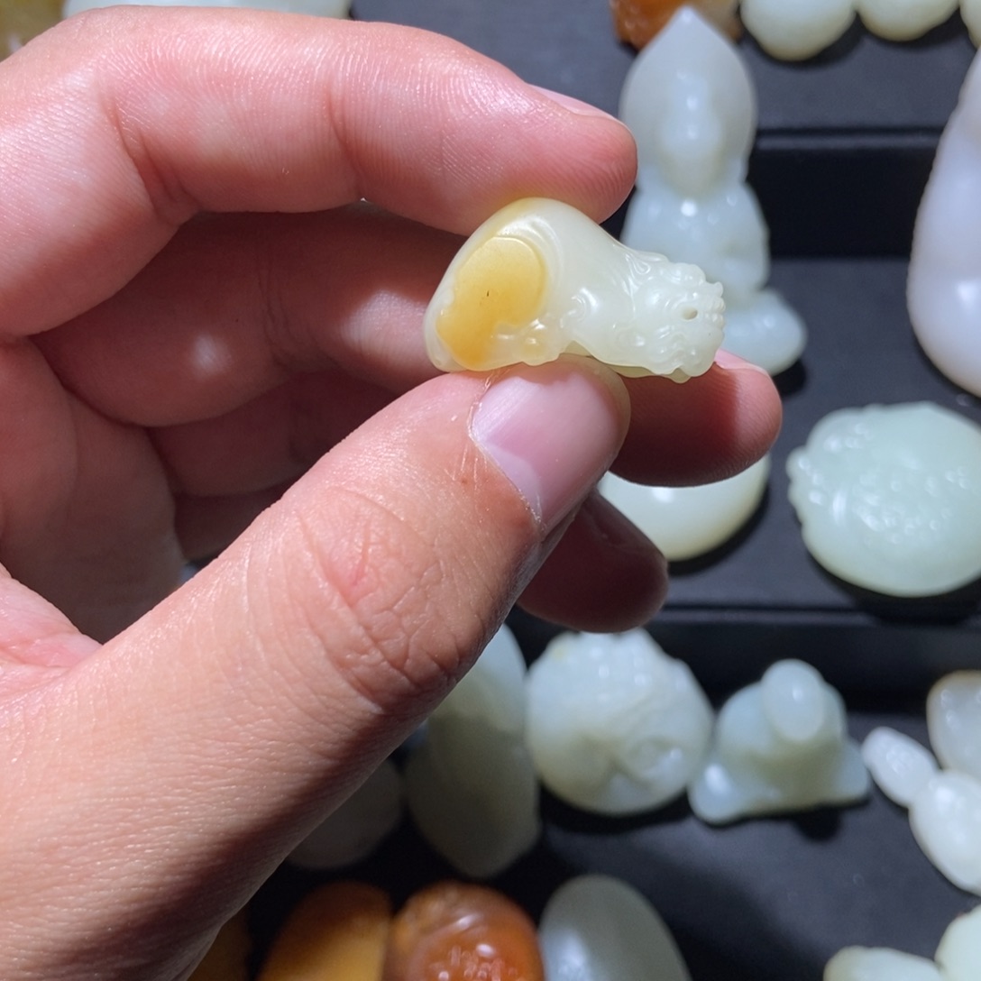 劉***清和田玉未镶嵌颈饰