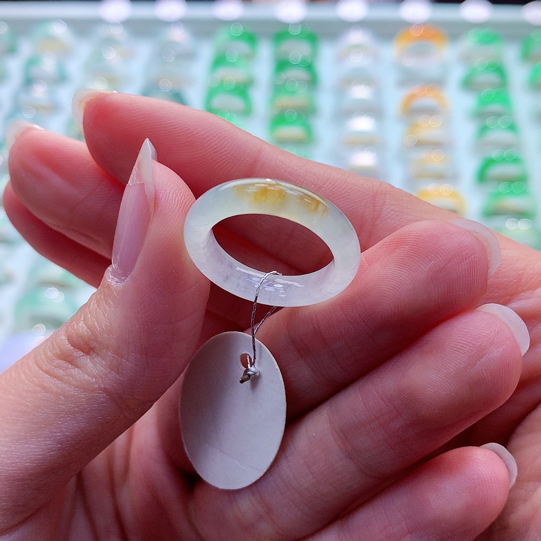 翡翠戒指未镶嵌哄**己11号