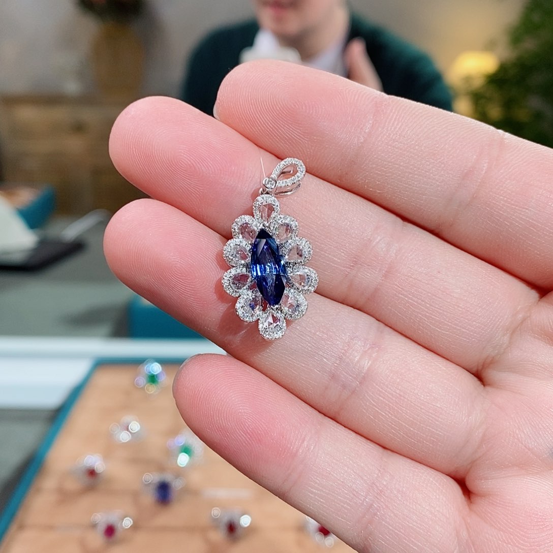 蓝宝石颈饰18K金镶嵌2.09克拉