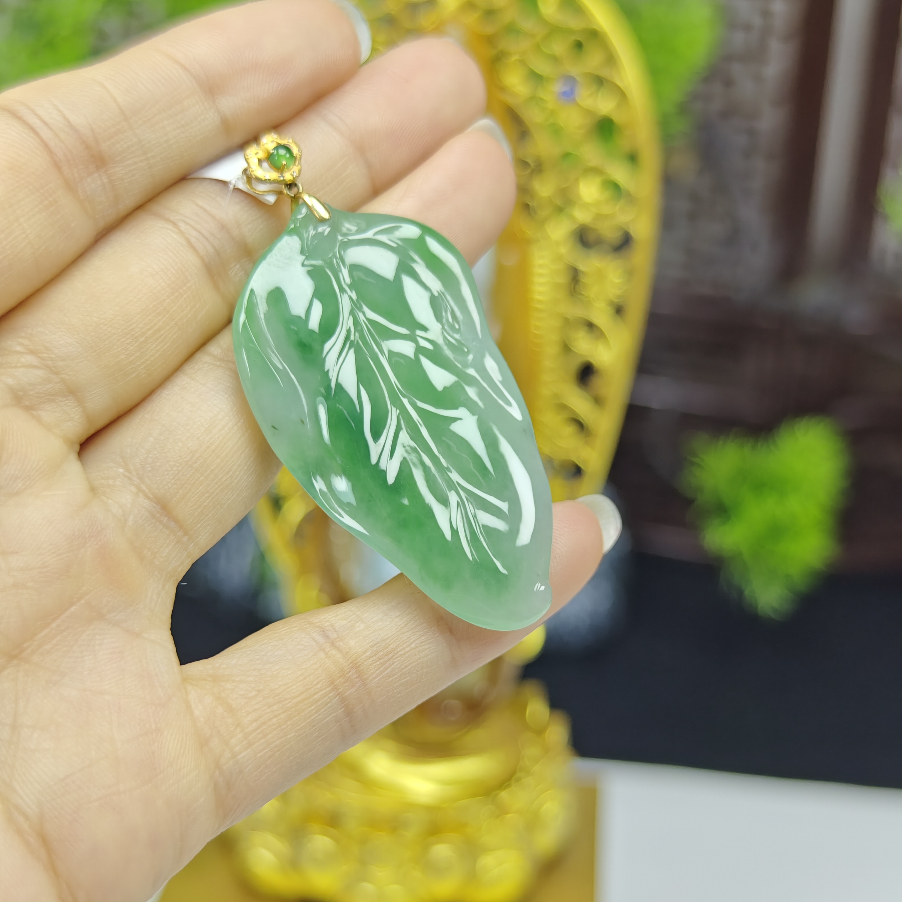 天然缅甸a货冰种绿色叶子吊坠，尺寸50*28.8*5.1mm