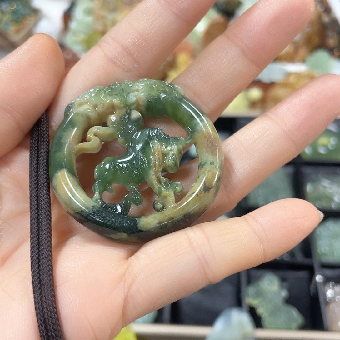 蛇纹石玉颈饰未镶嵌