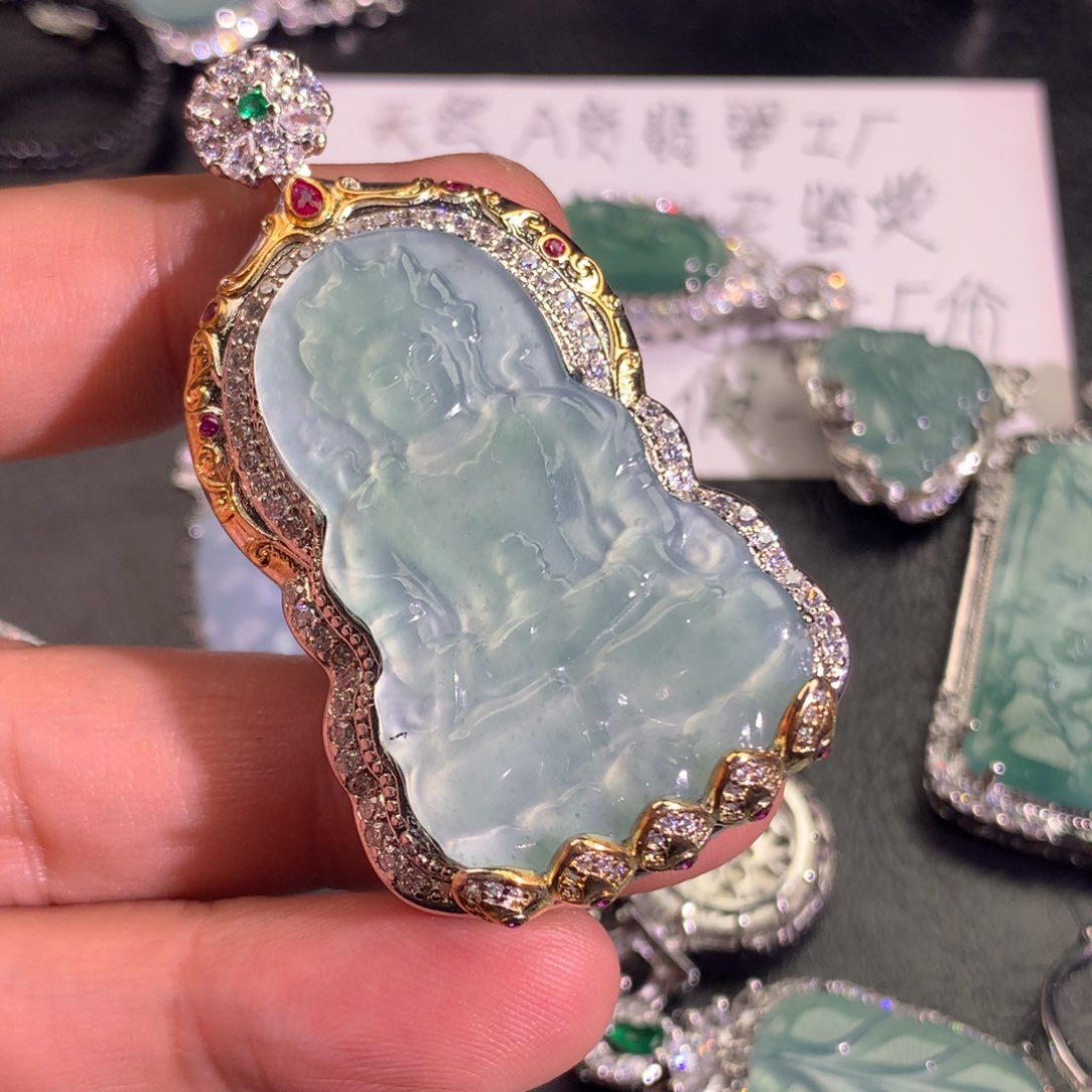 翡翠颈饰未镶嵌度母