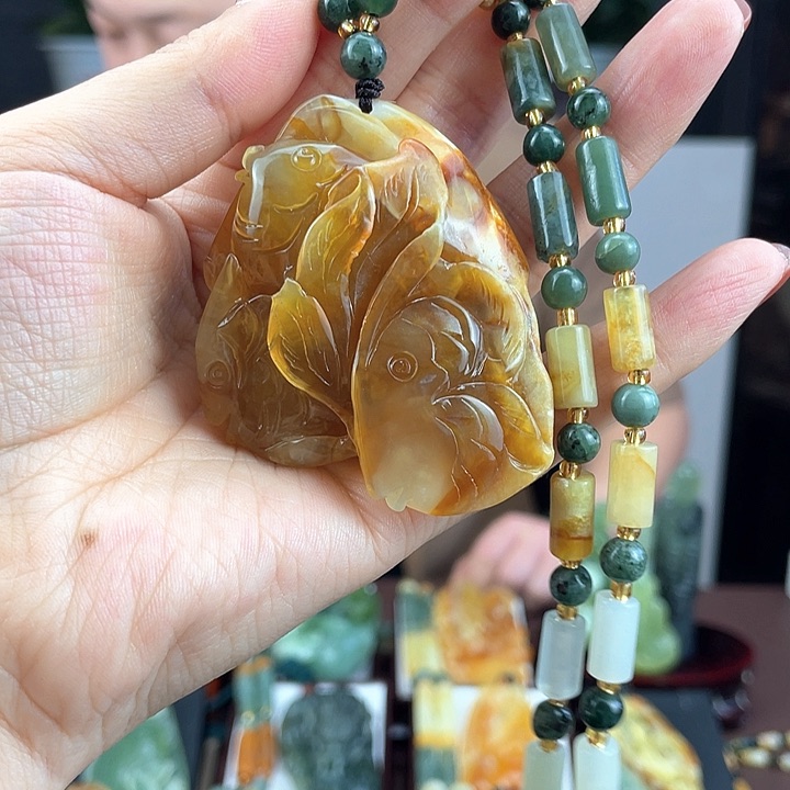 蛇纹石玉颈饰未镶嵌