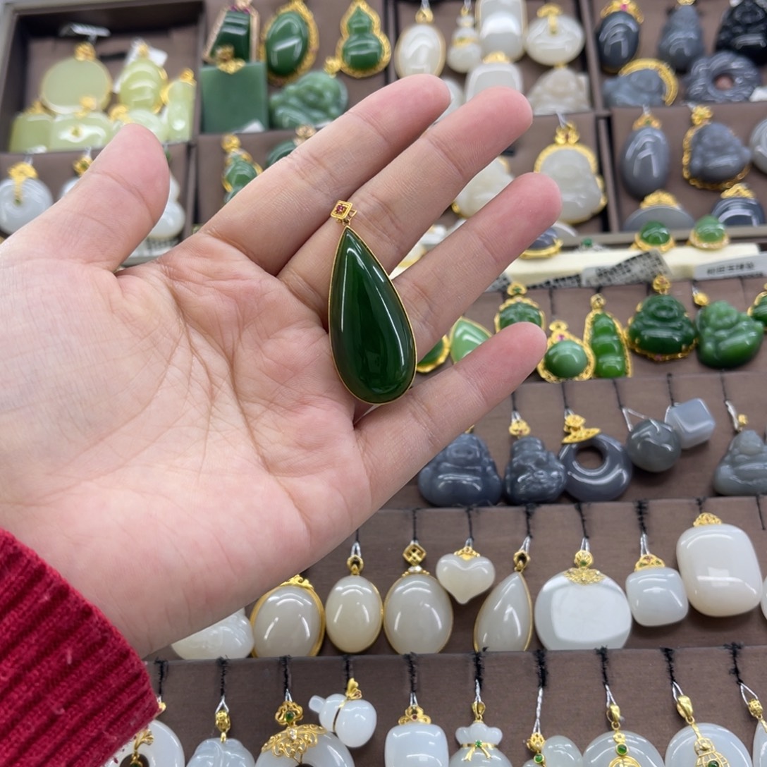和田玉18K金镶嵌吊坠(赠链)