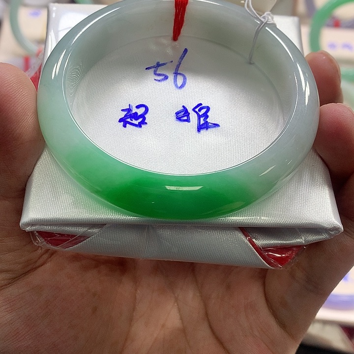 翡翠手镯未镶嵌翡翠