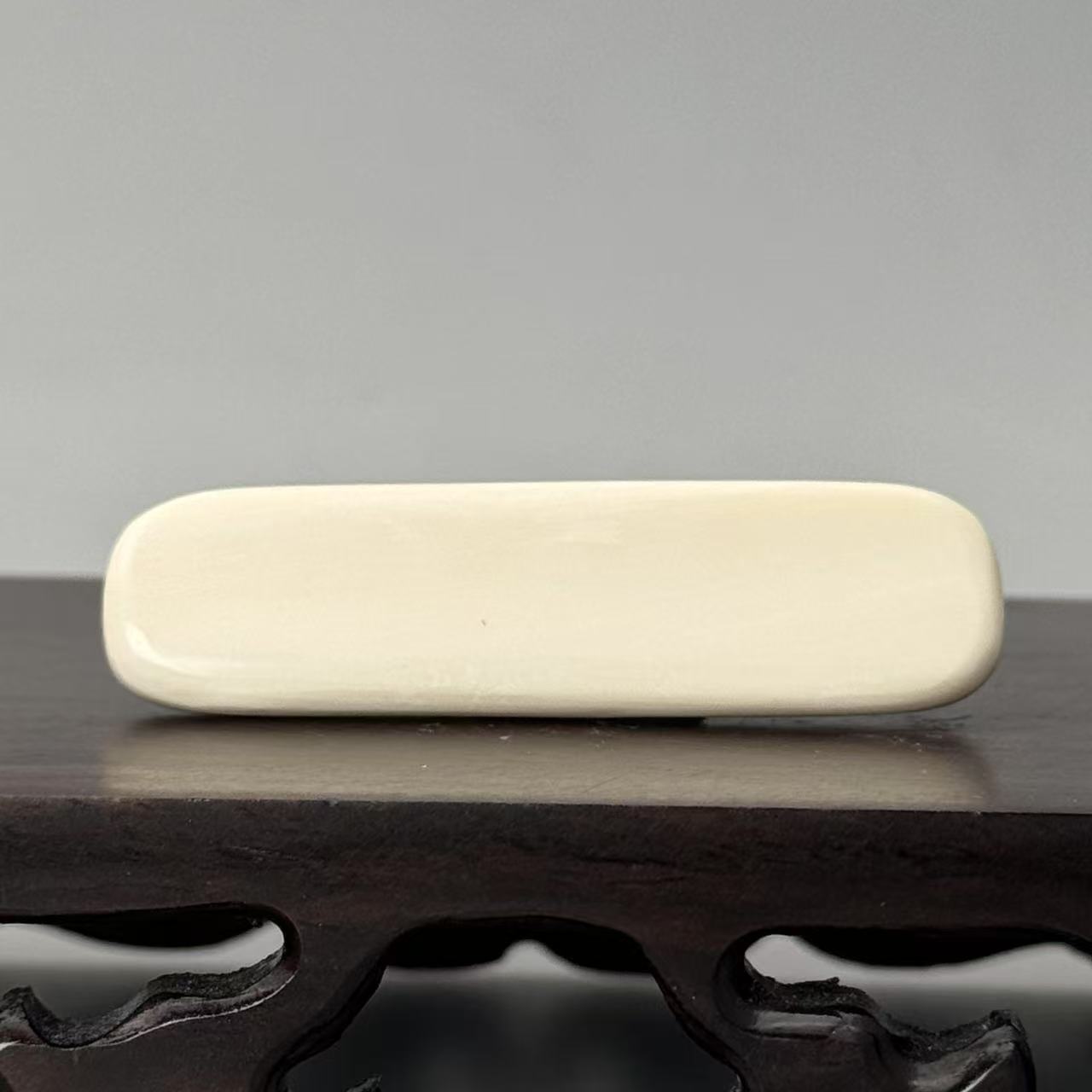 DEZHI/德志51*12*10mm6.3g无事牌吊坠天然猛犸牙C736