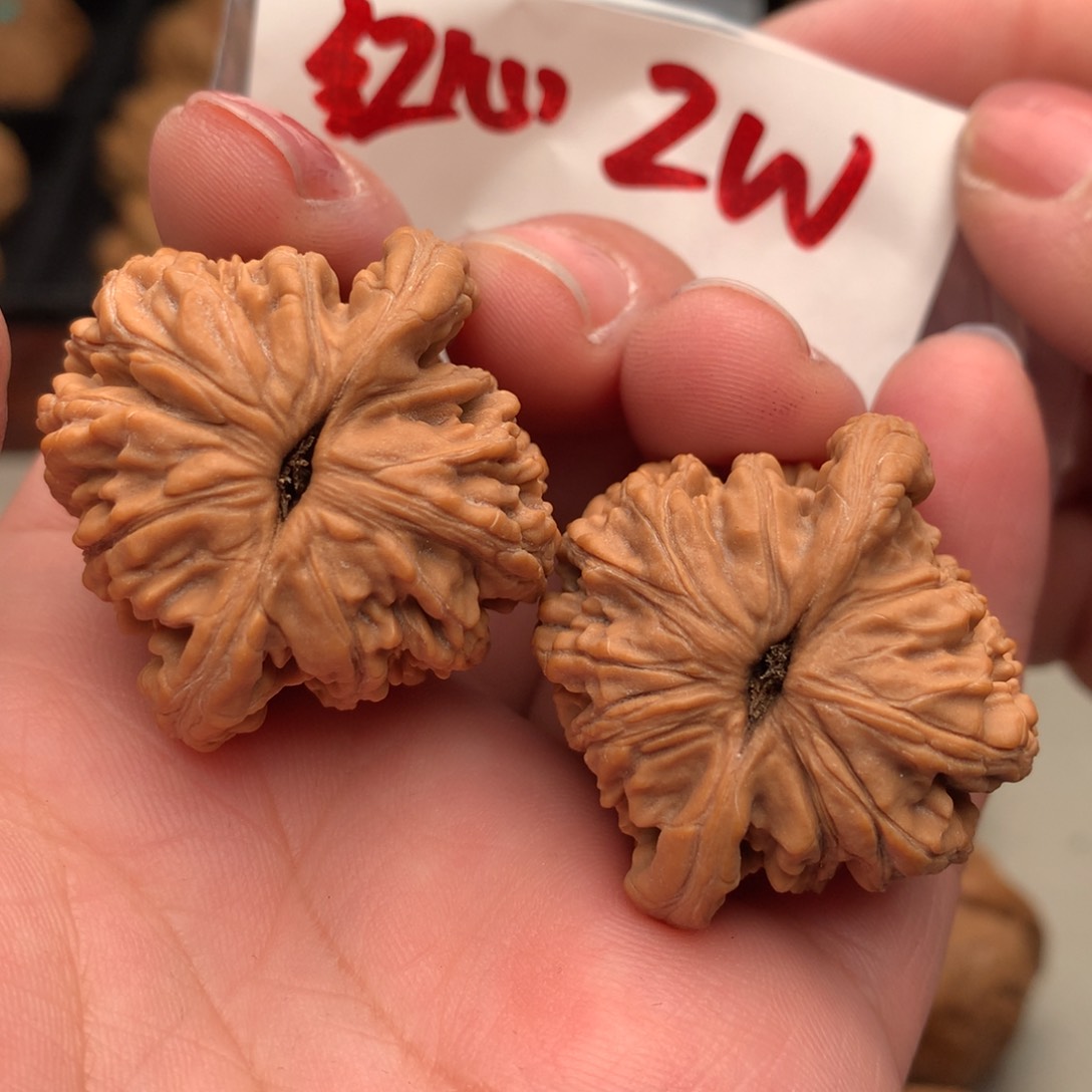 文玩核桃把件红心2w.........