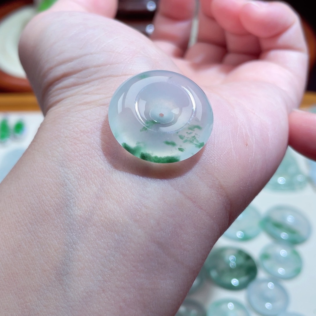 翡翠颈饰未镶嵌平安扣