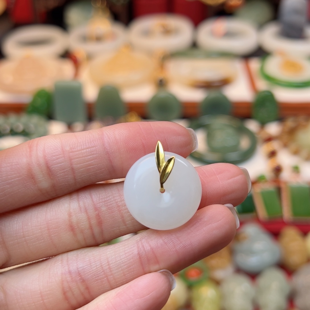 和田玉挂件18K金镶嵌