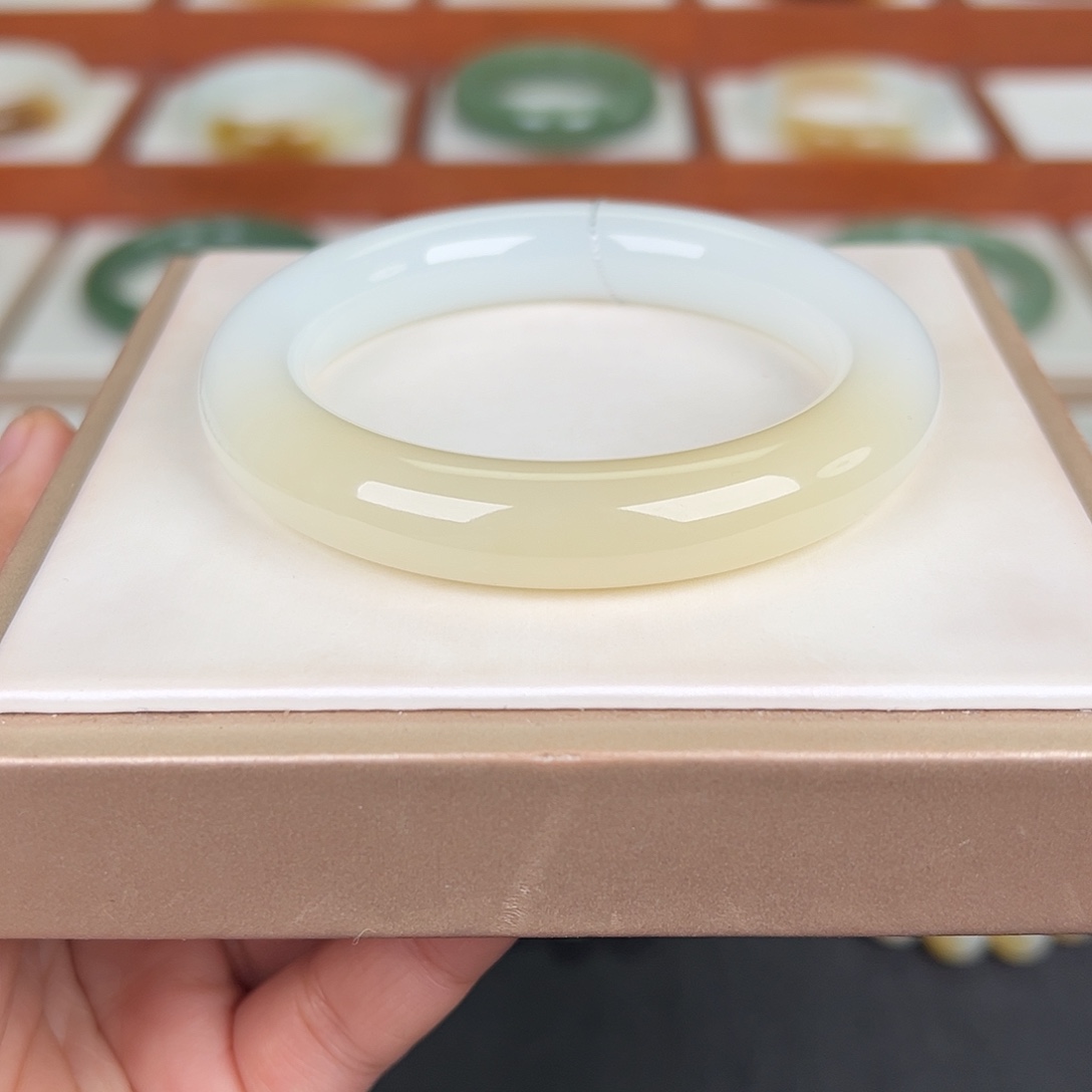 初***夏和田玉未镶嵌手镯糖白