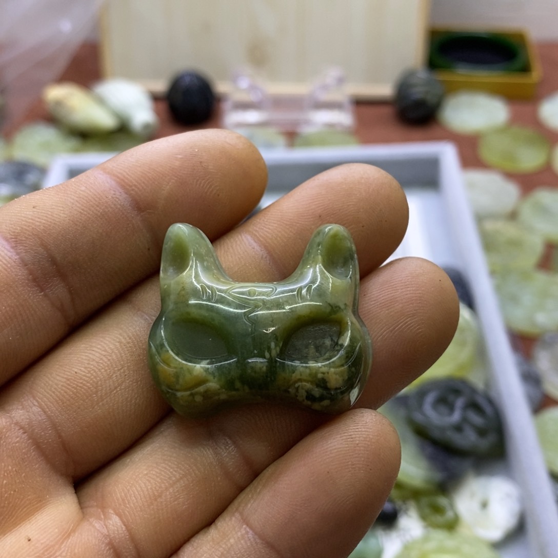 蛇纹石玉未镶嵌颈饰