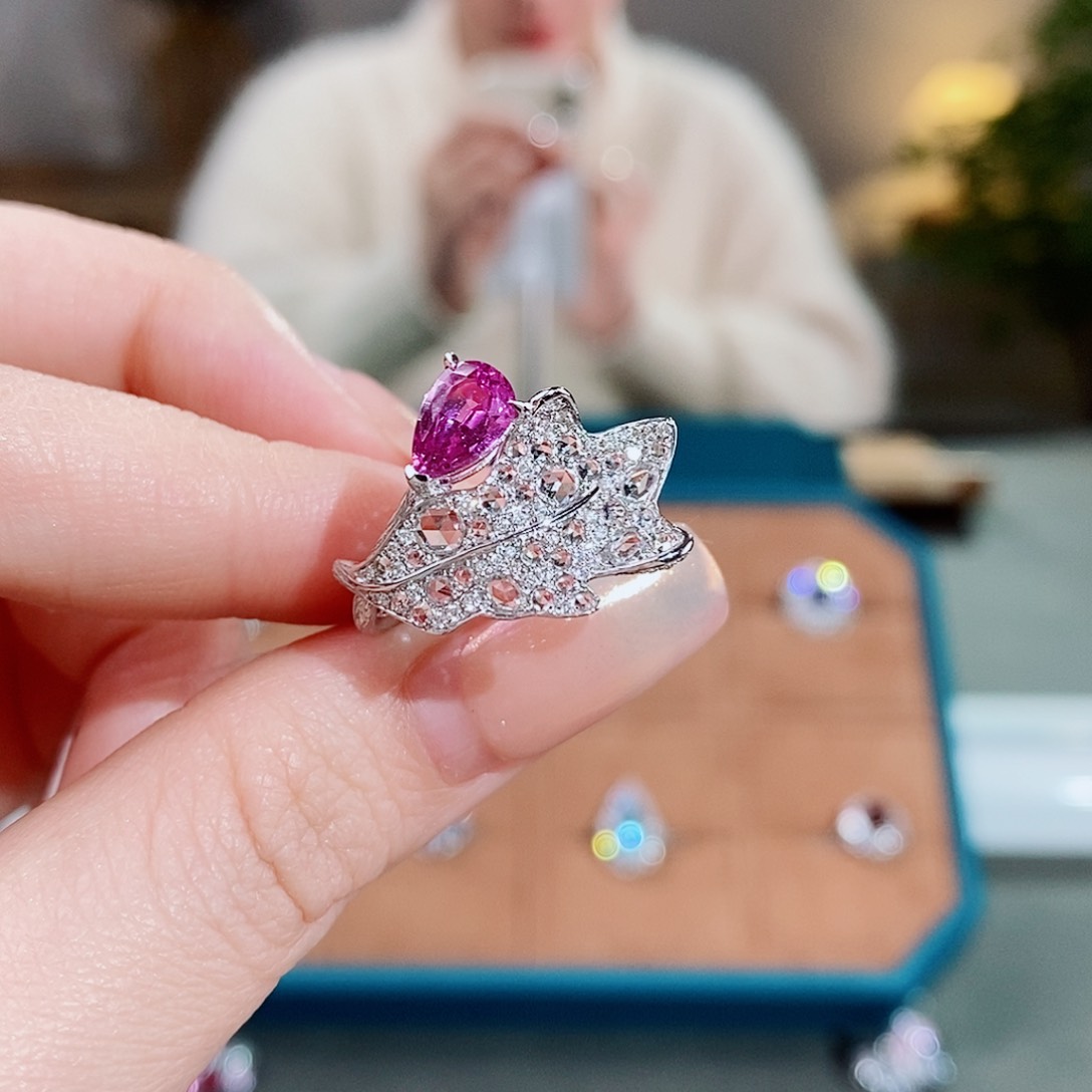 彩色蓝宝石戒指18K金镶嵌1ct无烧粉色