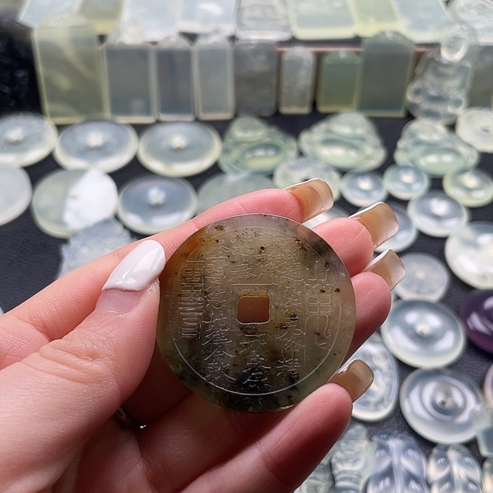 岫玉未镶嵌颈饰山鬼