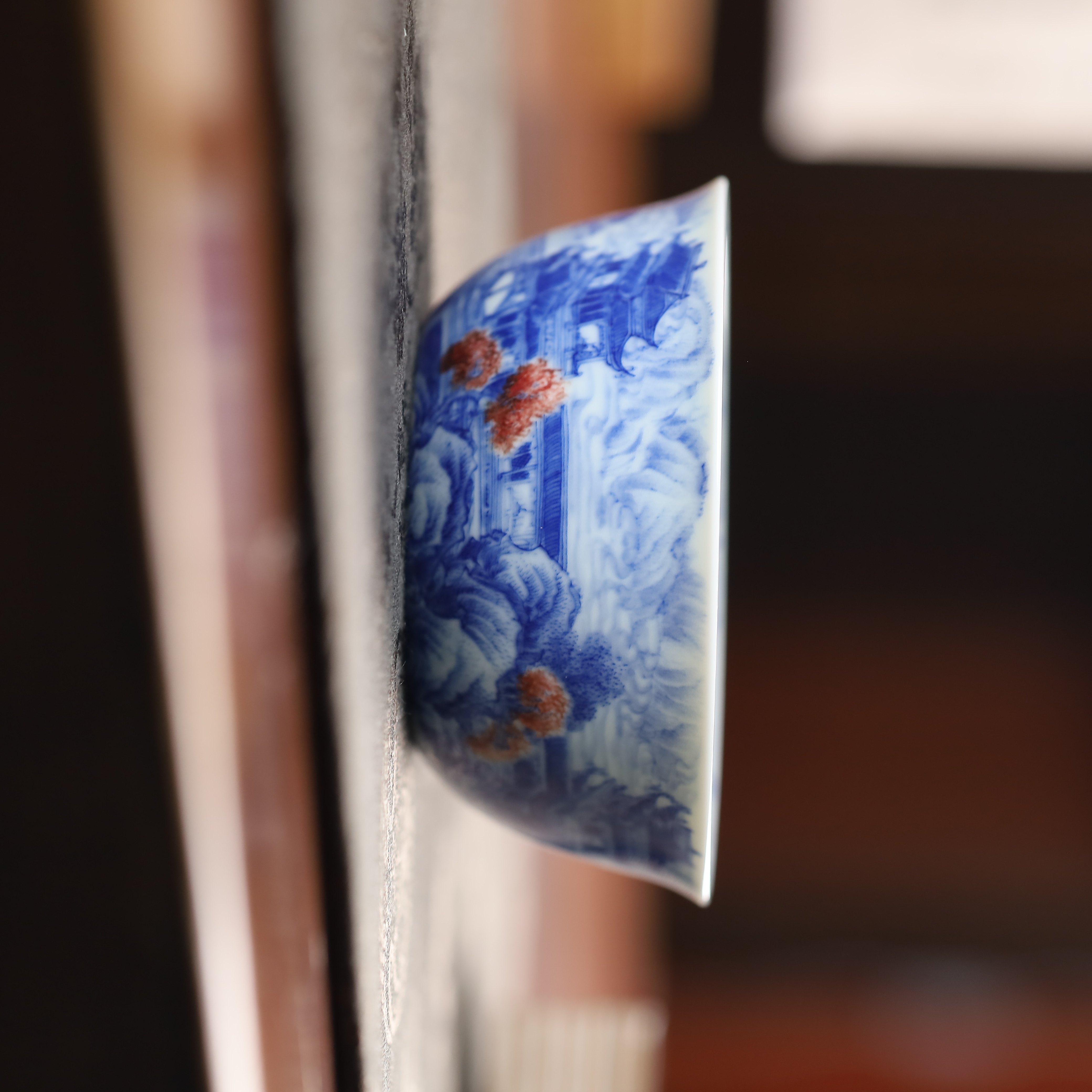 屹朴堂 青花釉里红亭台楼阁卧足杯