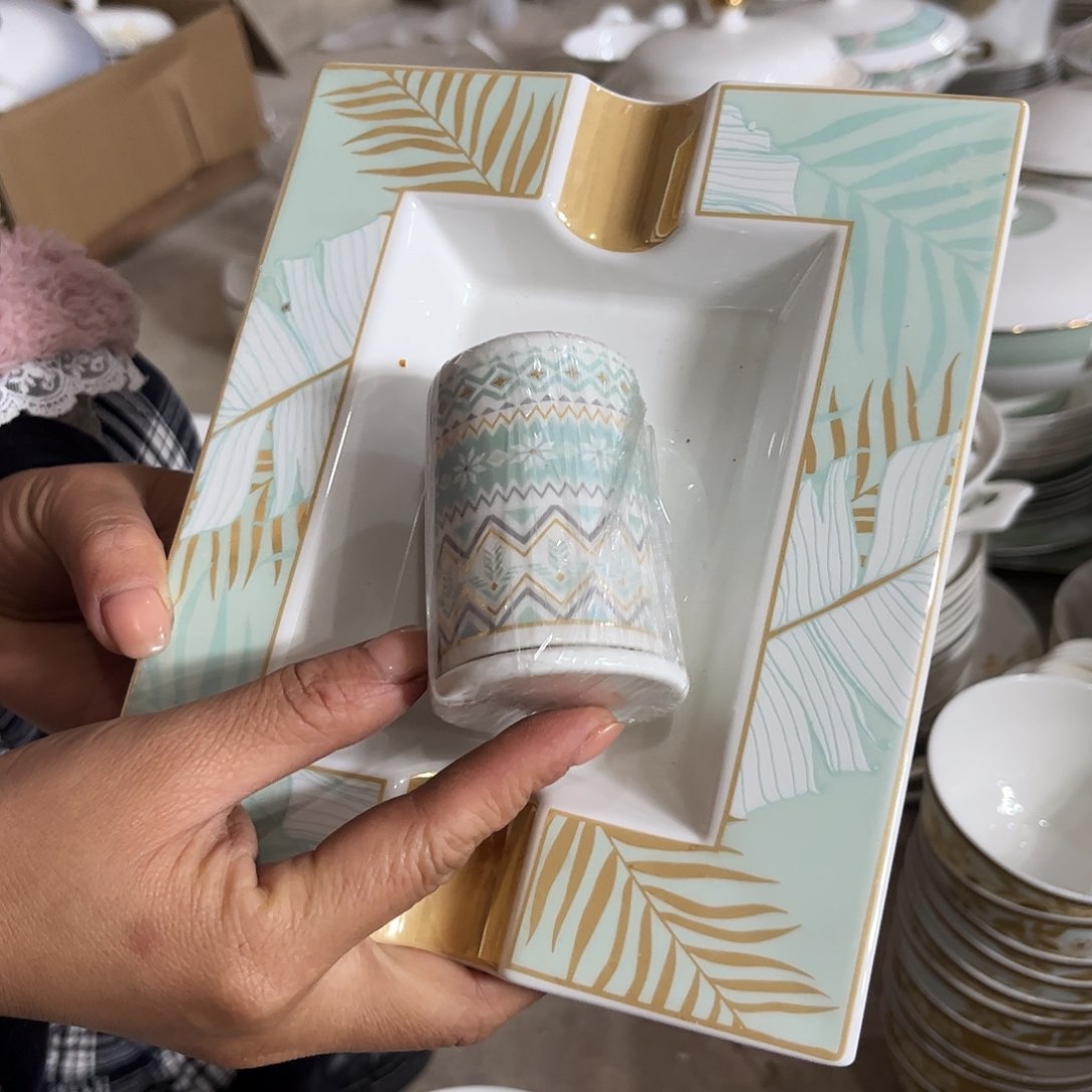 瓷片烟灰缸一个牙签一个哇塞