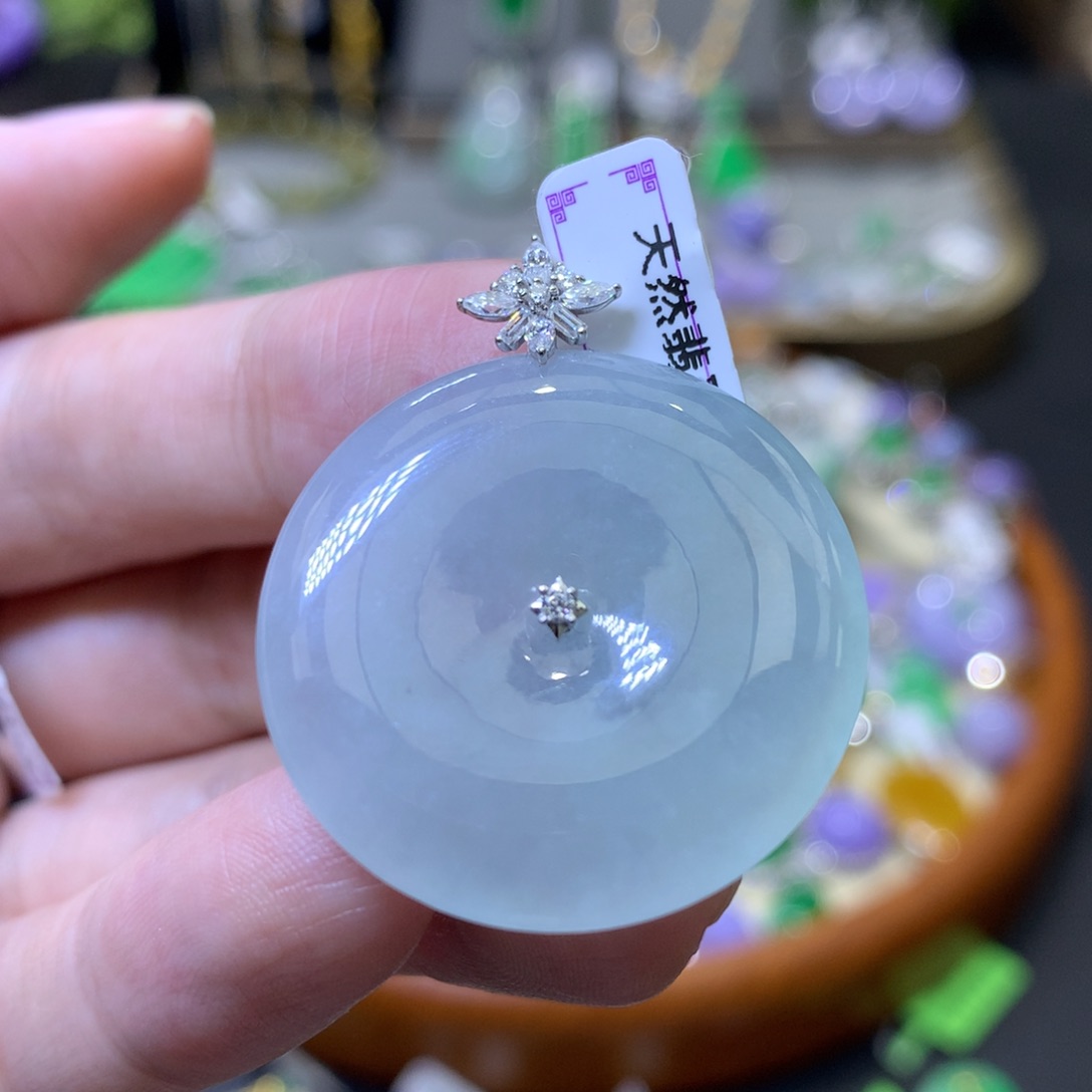 颈饰18K金镶嵌翡翠