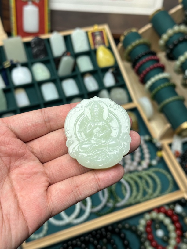 和田玉鹅翠青白观音牌