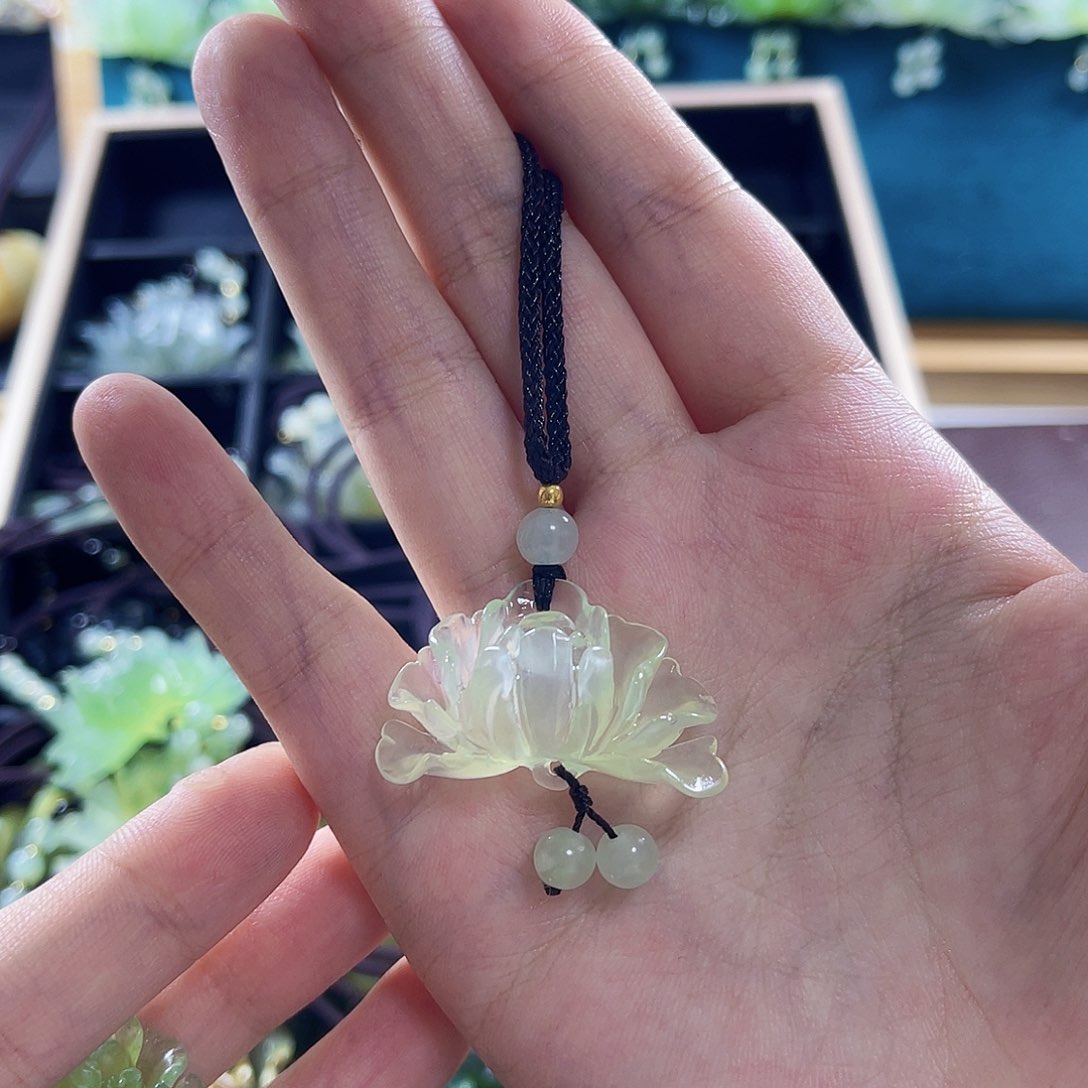 蛇纹石玉颈饰合金萍