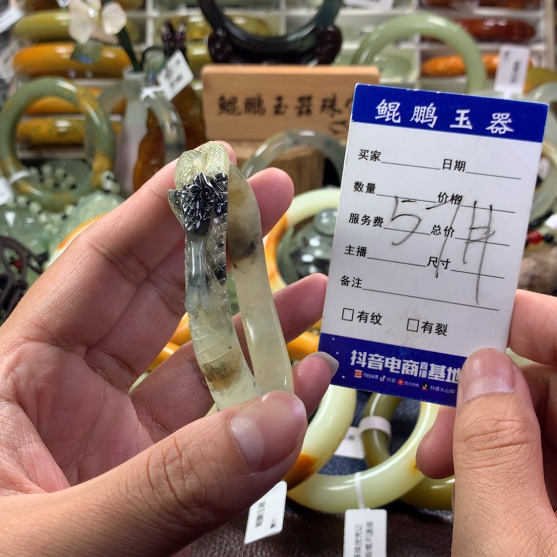 蛇纹石玉手镯未镶嵌