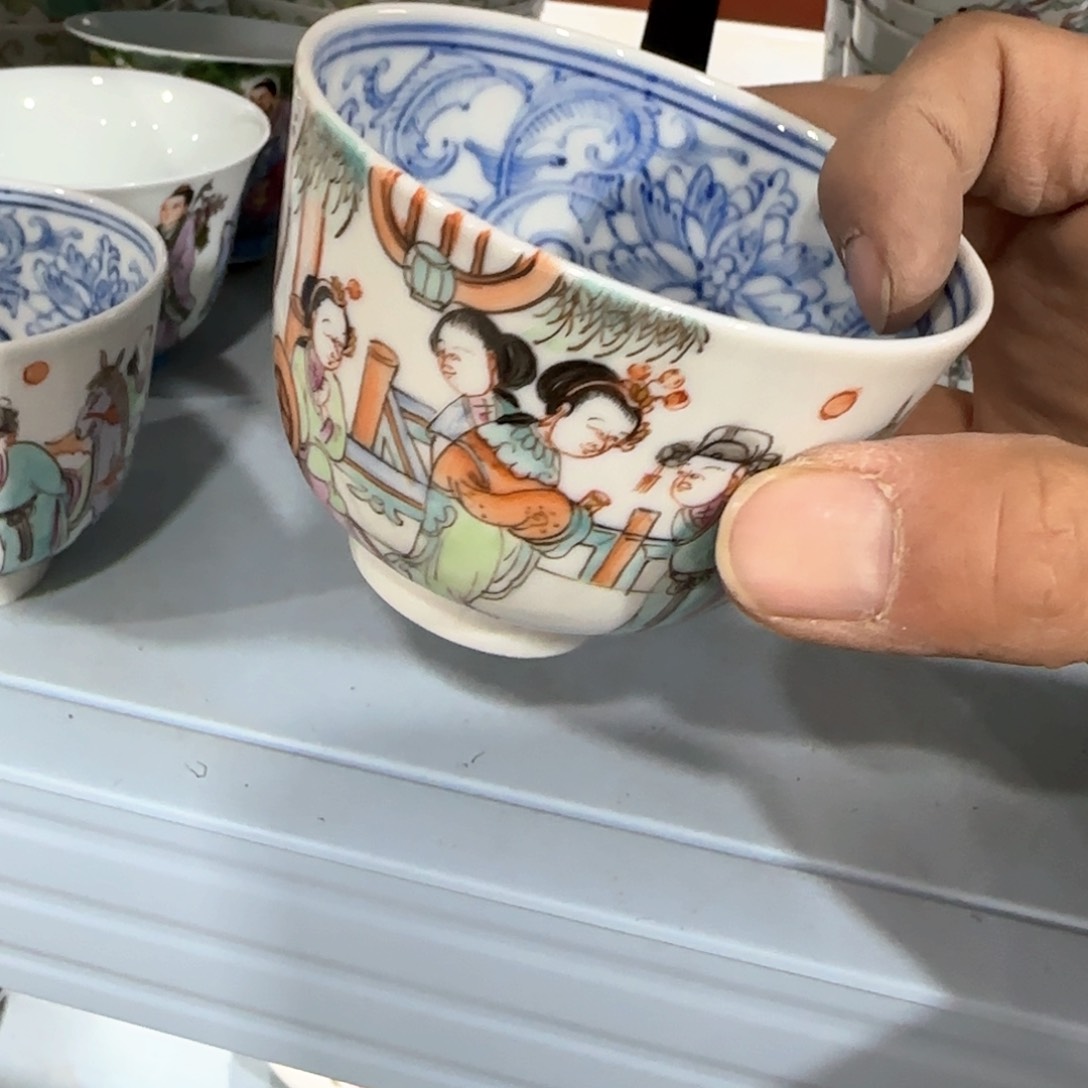 瓷片瓷器上用白泥雕刻出各种