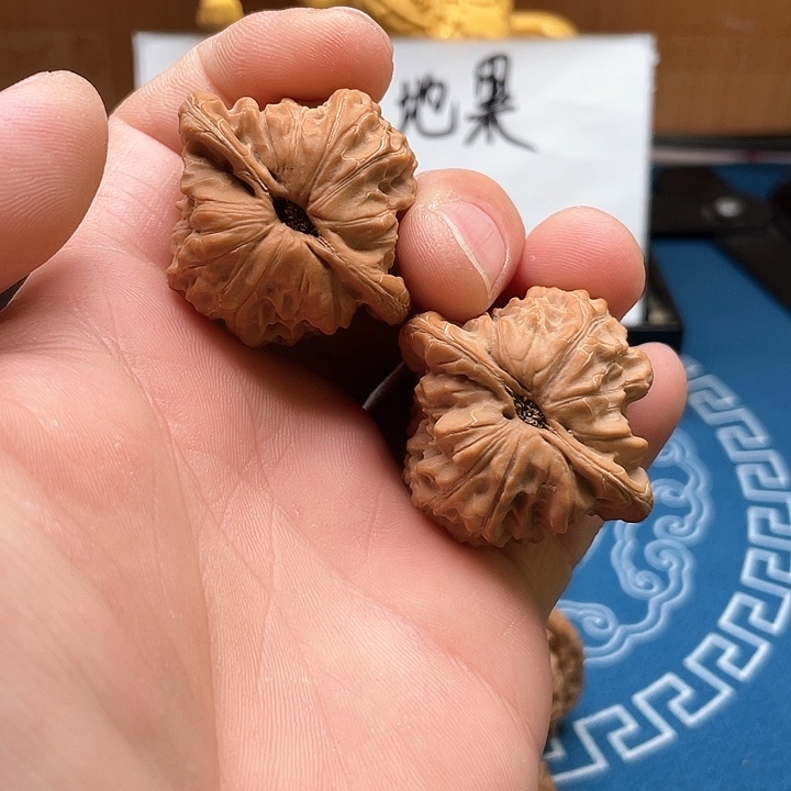 文玩核桃吊坠白蛇谷