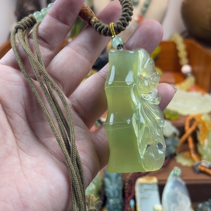 蛇纹石玉未镶嵌吊坠