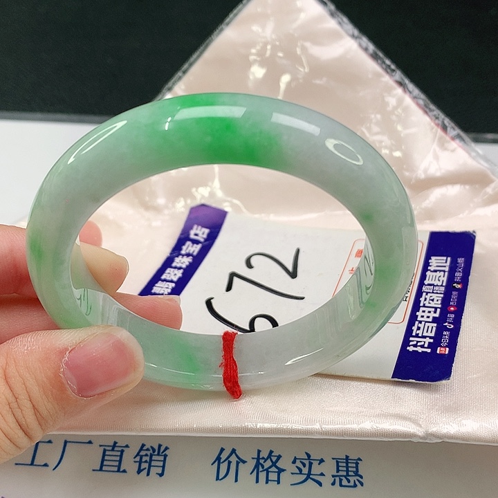 翡翠手镯未镶嵌翡翠