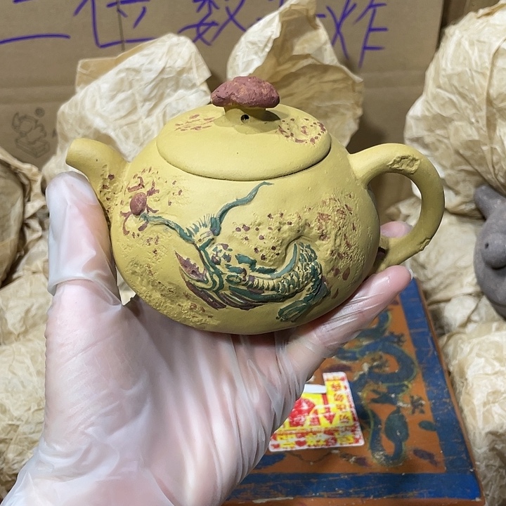 紫砂茶壶。原矿泥料，手工制作的一把紫砂壶。