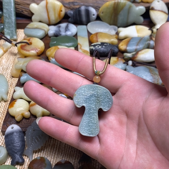 蛇纹石玉未镶嵌颈饰