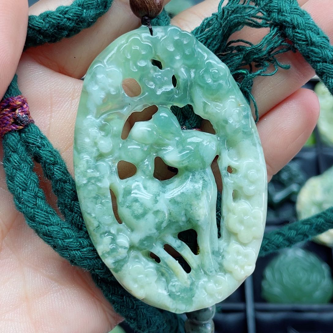 蛇纹石玉未镶嵌颈饰