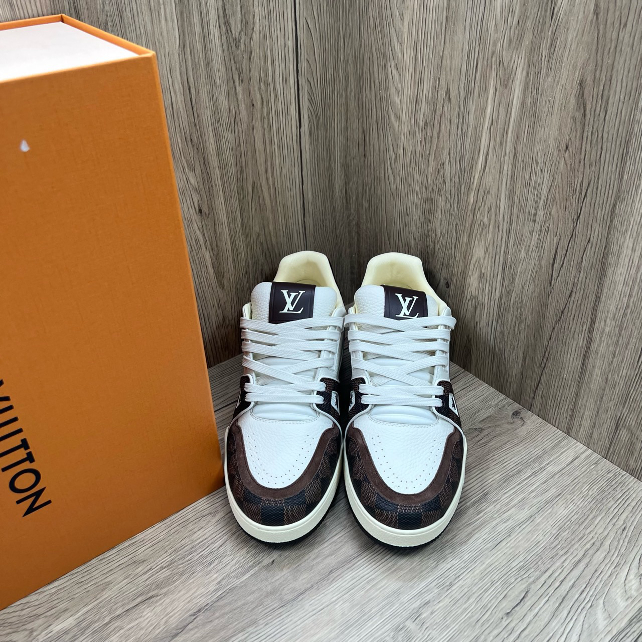 全新未使用 LouisVuitton/路易威登 Trainer 白棕棋盘格板鞋 41码