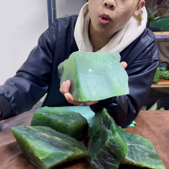 未镶嵌蛇纹石玉原石?****y
