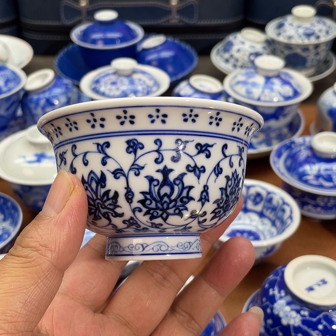 青花釉里红缠枝莲压手杯