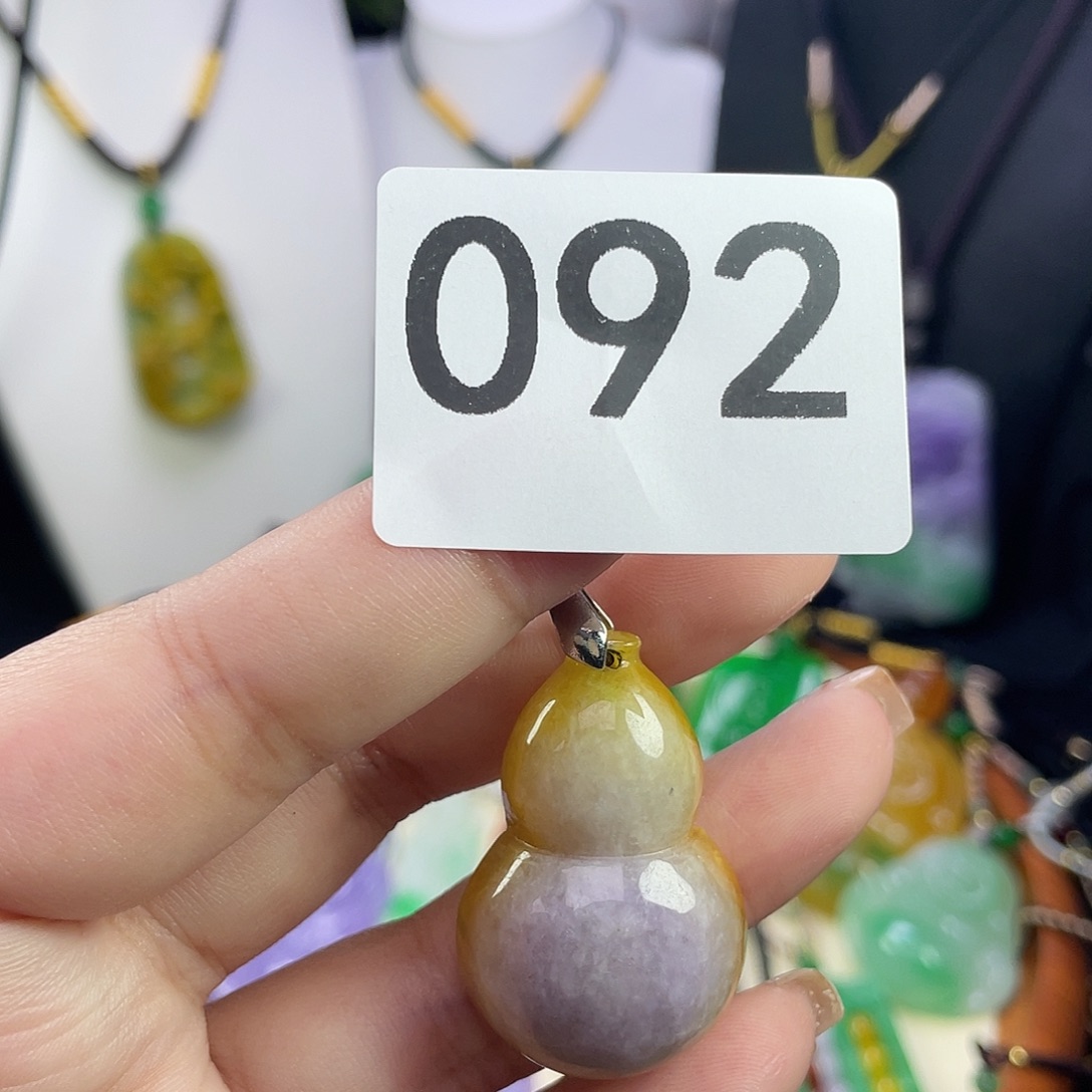 翡翠未镶嵌吊坠(赠链)