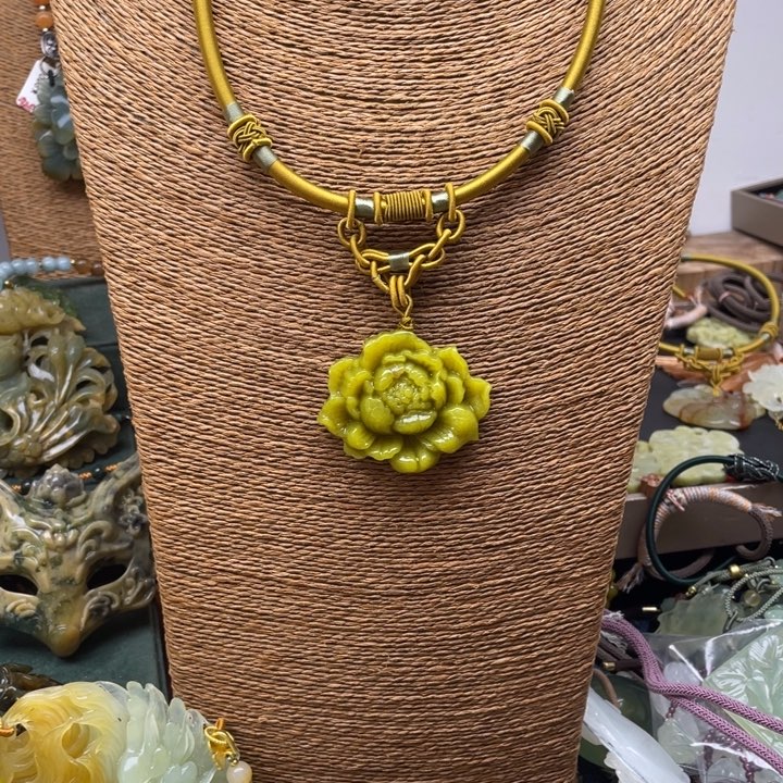 蛇纹石玉未镶嵌吊坠