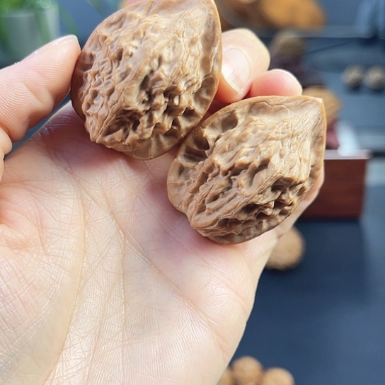 酷***叔核桃红皮鸡心文玩核桃