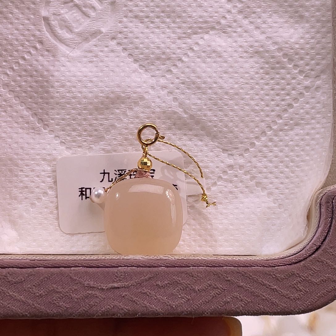 吊坠(不含链)18K金镶嵌和田玉藕粉红粉方糖