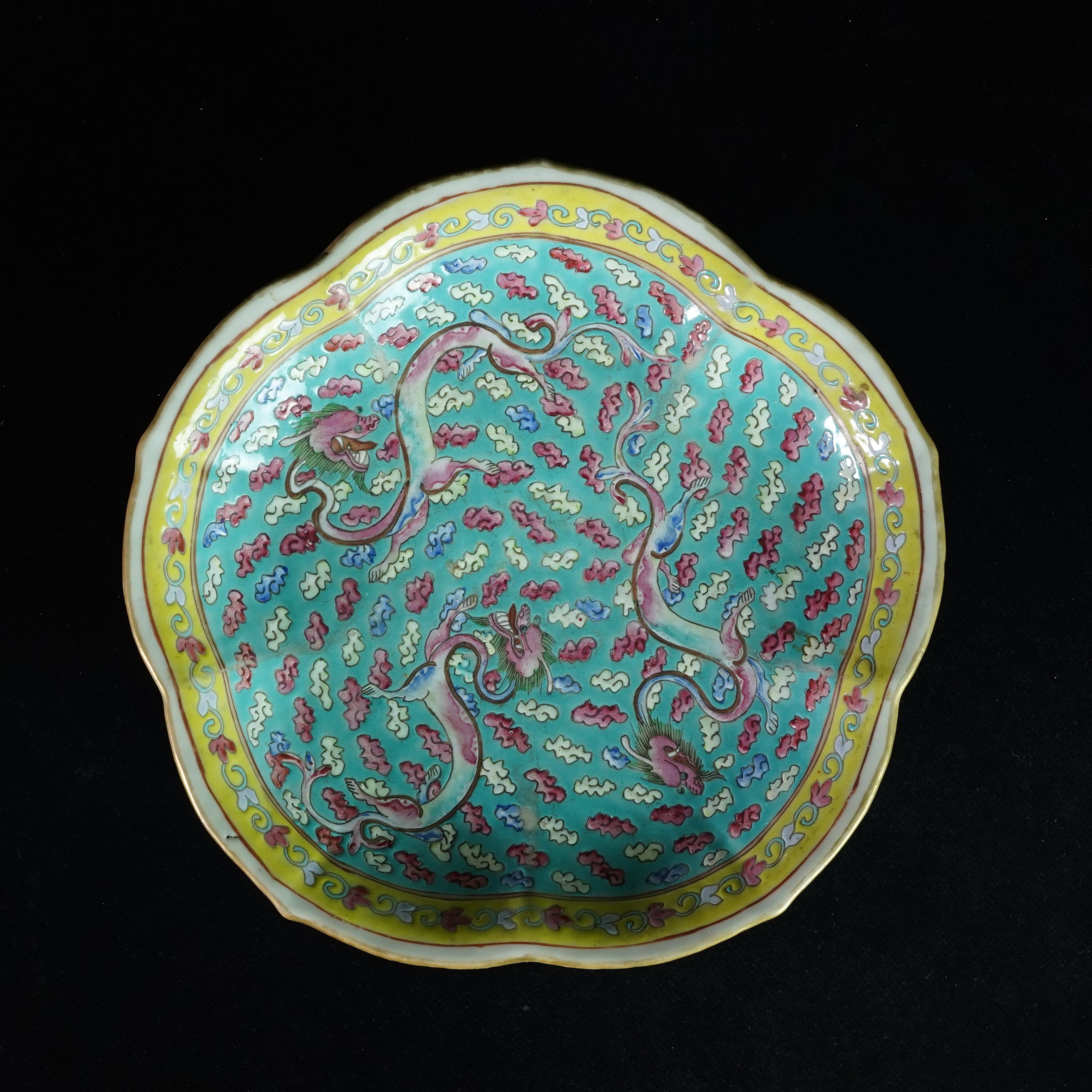 LLZA241219005【十竹斋】清同治绿地香草龙纹花口供盘