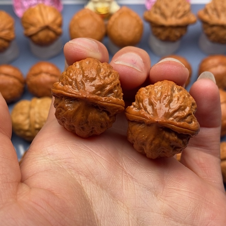 文玩核桃吊坠小赤龙