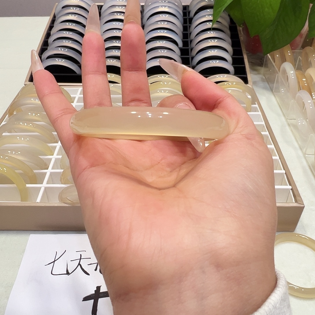 南***呀玛瑙/玉髓未镶嵌手镯