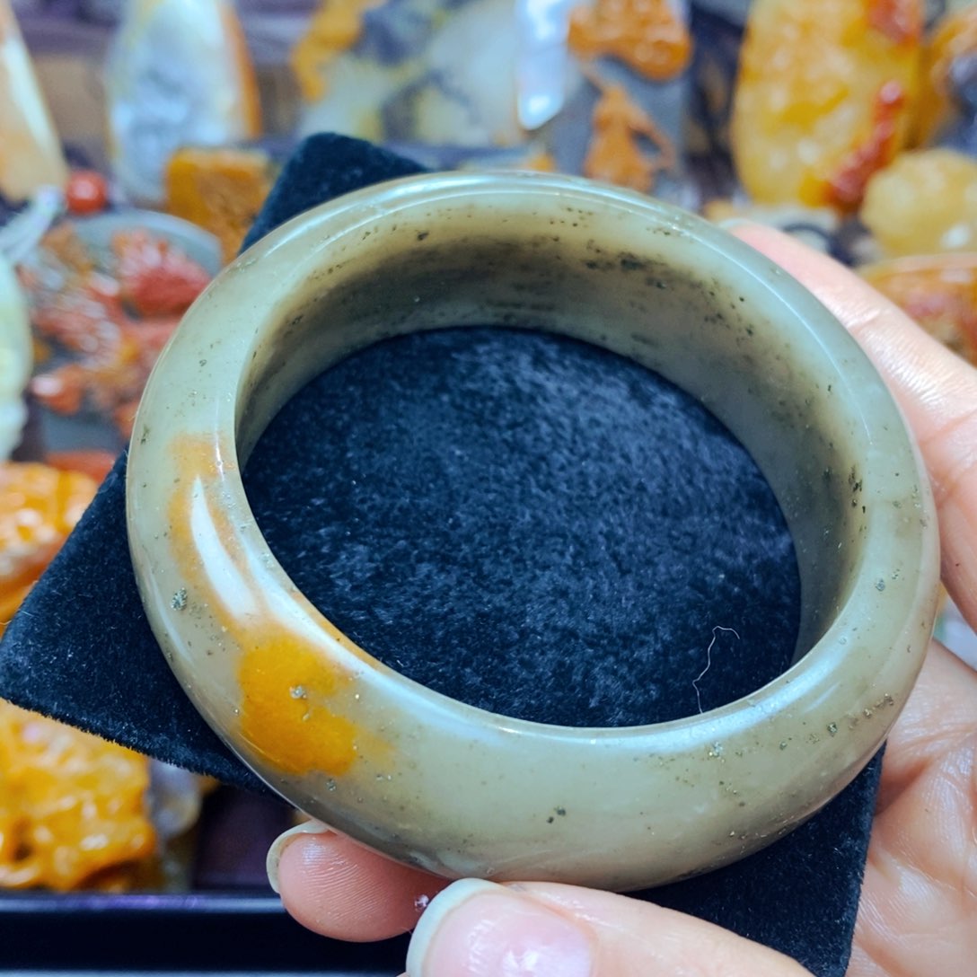 未镶嵌石英质玉（黄龙玉）颈饰