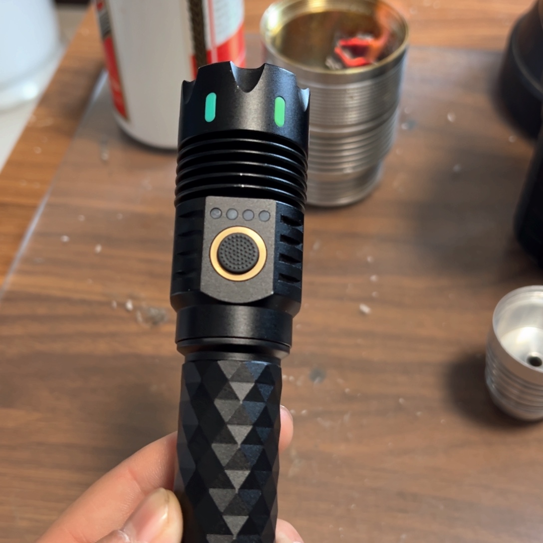 X6强光照射手电筒