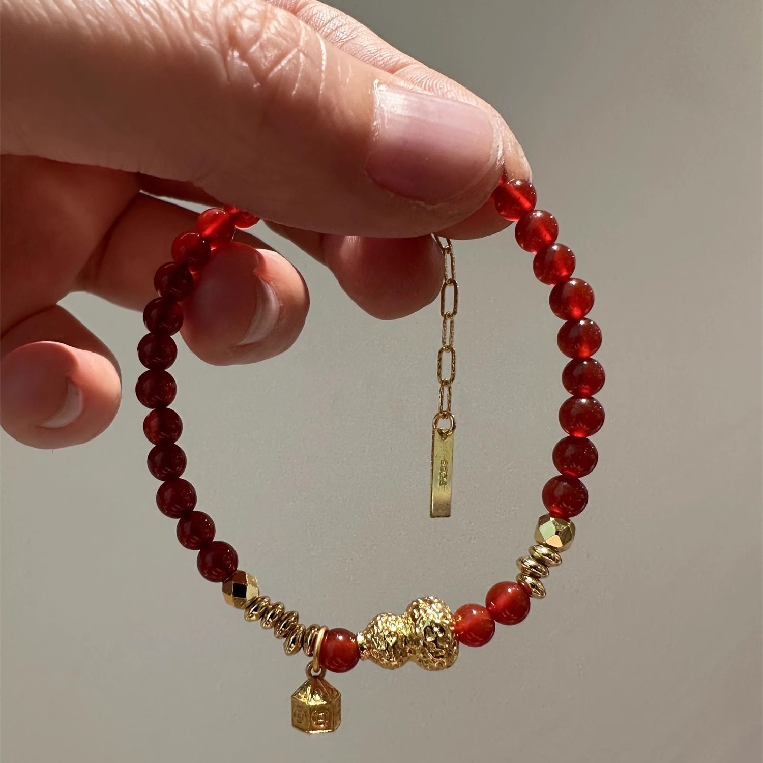 925银手链 S10041金色肌理葫芦宝塔碎银红珠手链