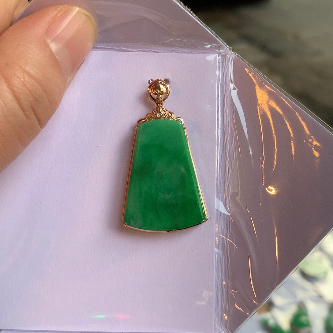 翡翠18K金镶嵌颈饰无事牌